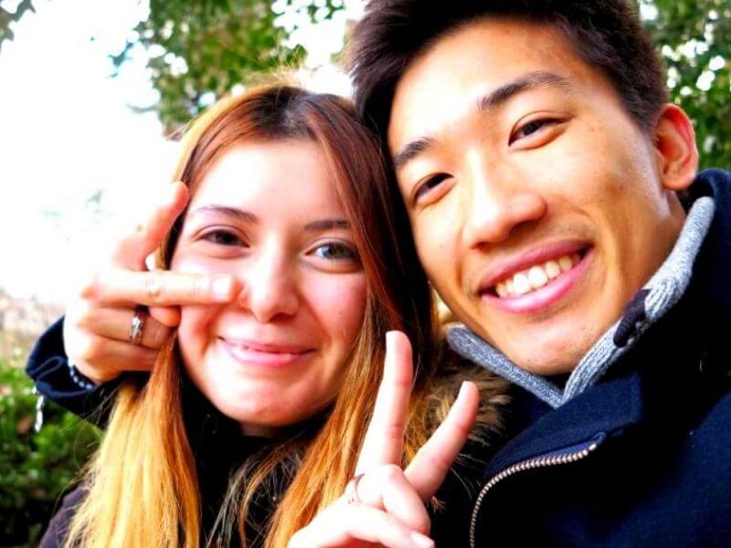 Ein glueckliches Japanisch-Tuerkisches Paar