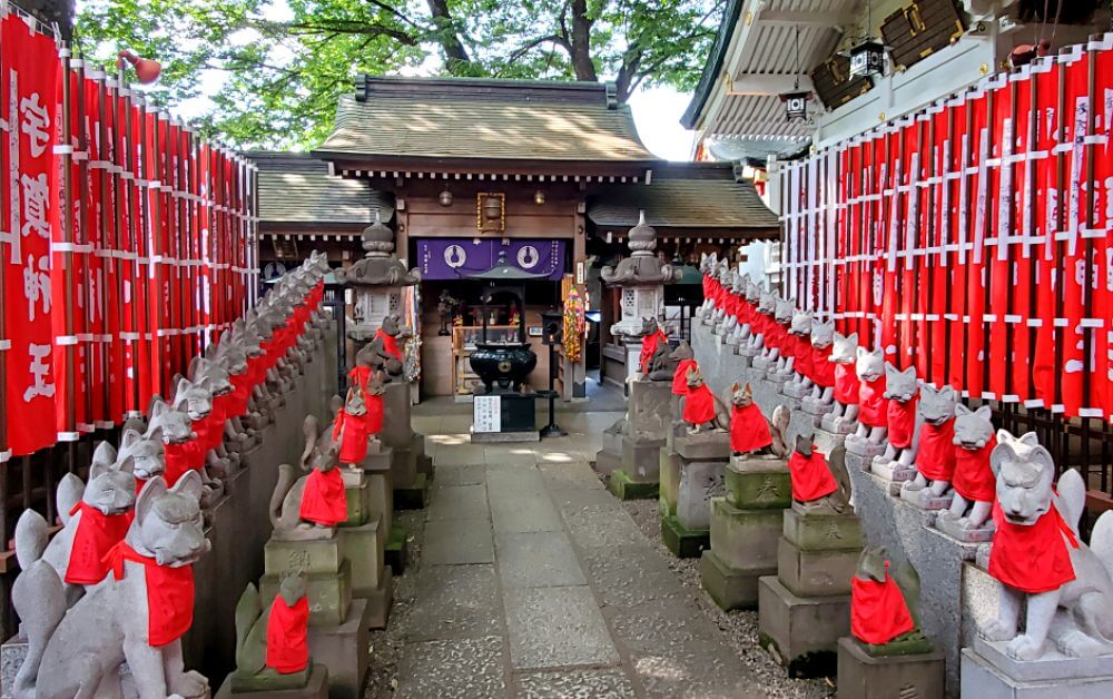 Toyokawa Inari Betsuin Tempelanlage mit den vielen Fuchs Statuen